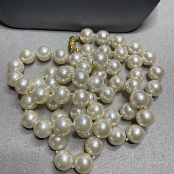 Hand Knotted 13.2mm Faux Pearl Vntg Necklace. Gold tone Deco fish hook clasp - Picture 5 of 7